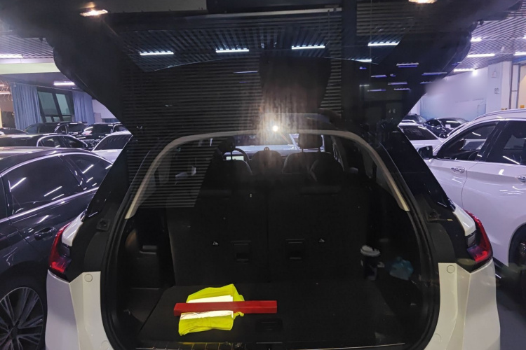 蔚来ES8 2018款 创始版机舱底盘23