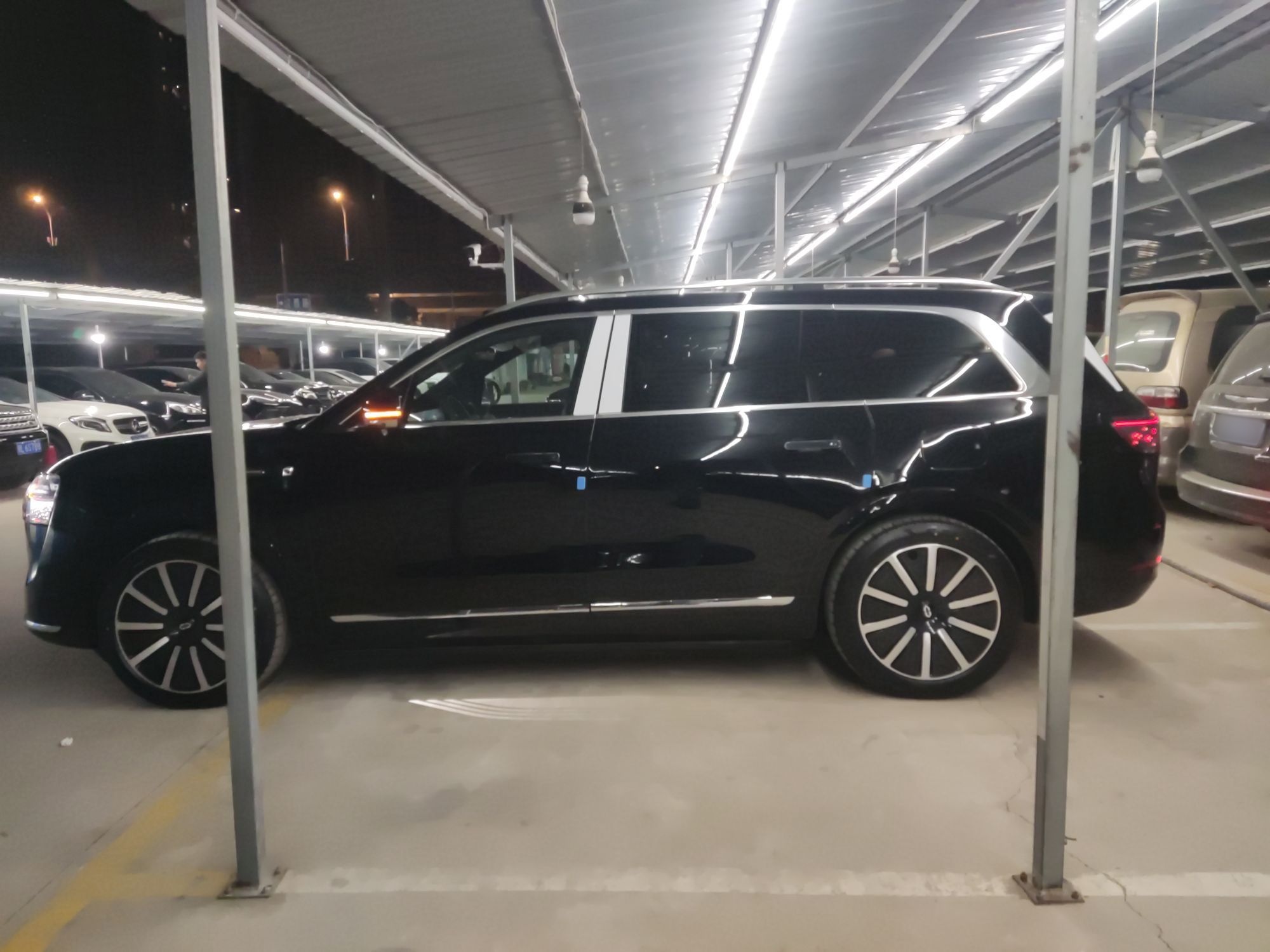 鸿蒙智行 问界M9 2025款 增程 Ultra版 52kWh 6座版