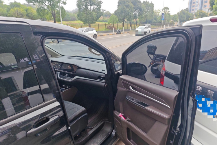 BAW北汽制造 锐胜王牌M7 2023款 1.6L 标轴创富型 7座局部细节9005