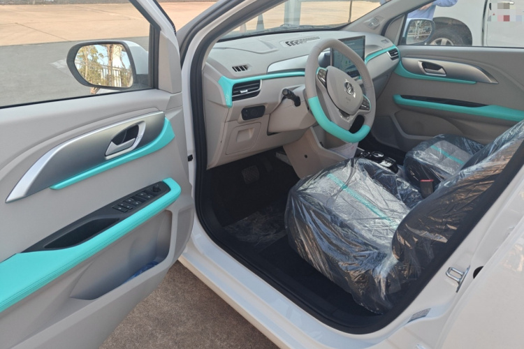 江铃集团新能源 易至EV3 2025款 Plus 330KM豪华型中控内饰20