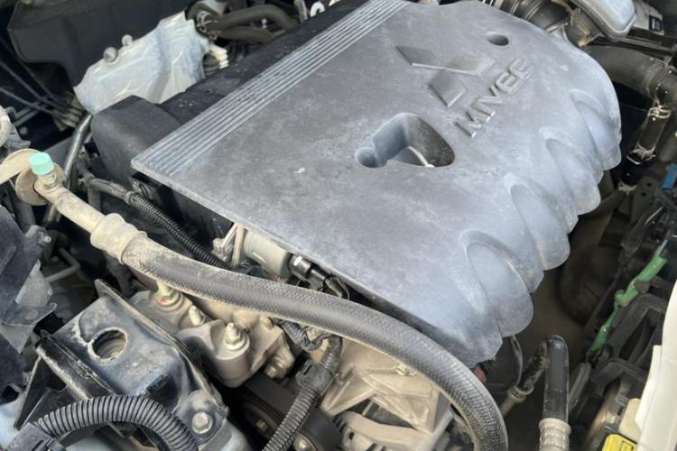 三菱 欧蓝德 2018款 2.0L 两驱荣耀版 5座中控内饰7003