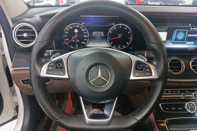 奔驰E级 2016款 E 300 L 运动豪华型中控内饰13
