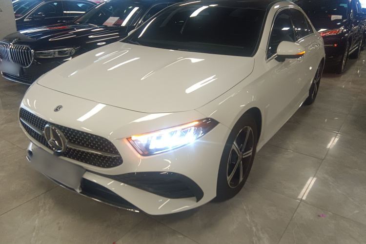 奔驰A级 2024款 改款 A 200 L 时尚型车身外观1