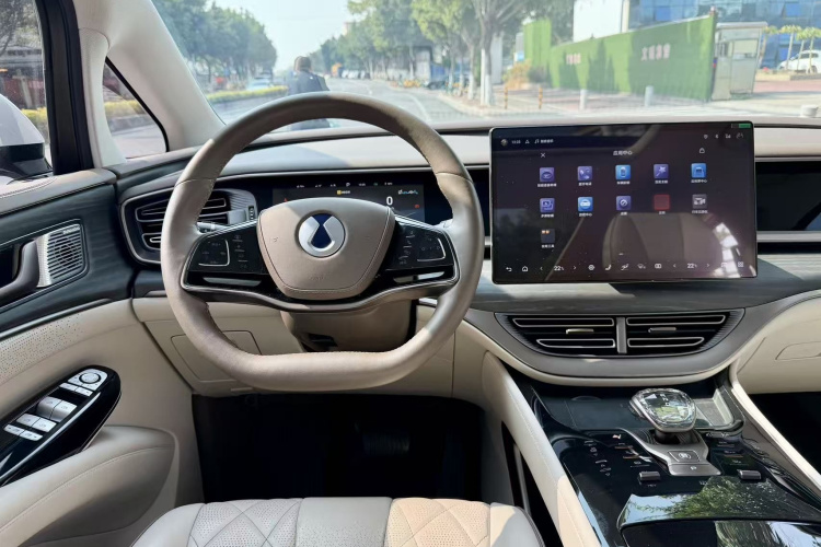 腾势D9 2022款 DM-i 970 四驱尊荣型中控内饰7011