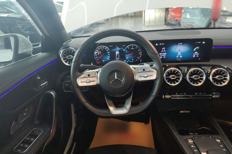 奔驰A级 2021款 A 200 L 运动轿车时尚型局部细节13