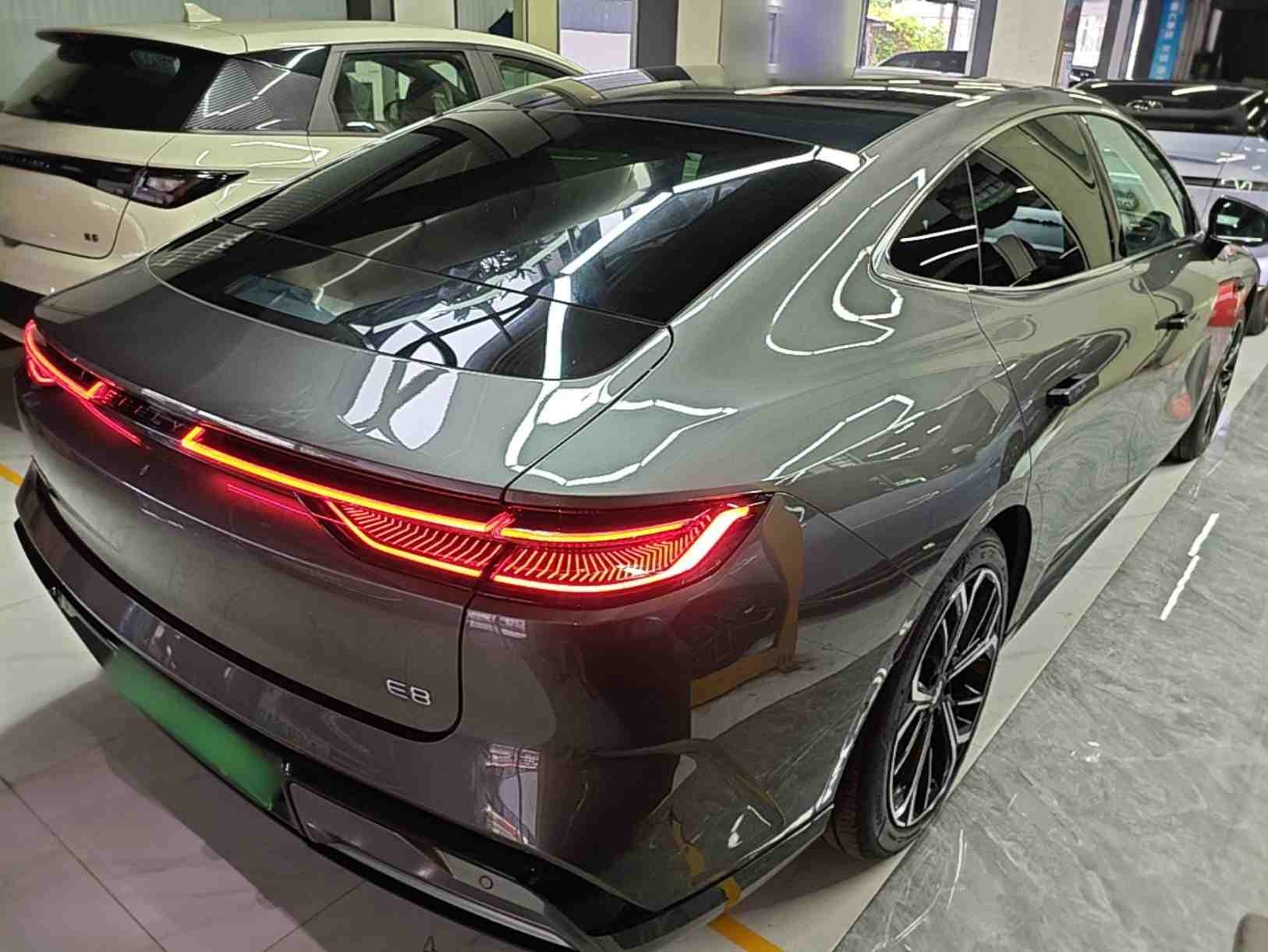车辆右后45度外观展示