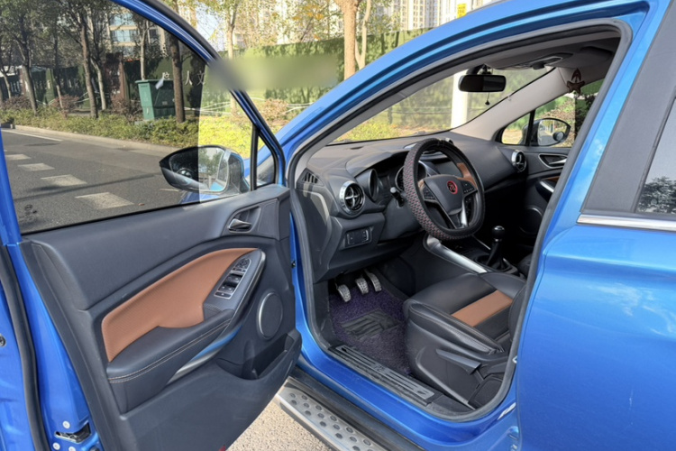 比亚迪 元 2016款 1.5L 手动尊贵型中控内饰7004