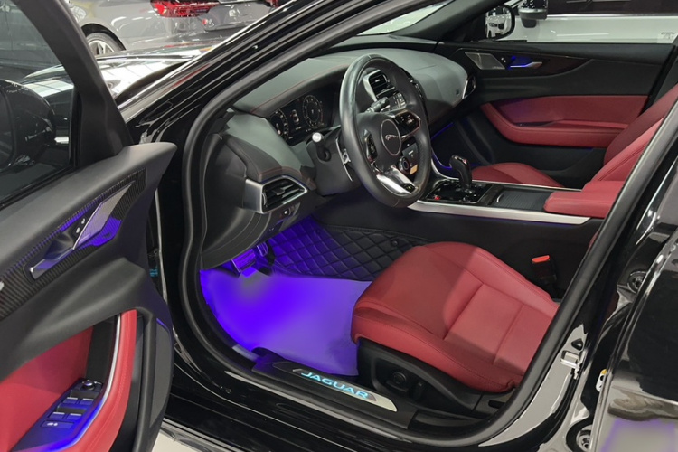 捷豹XEL 2024款 2.0T 250PS R-DYNAMIC S耀黑运动版中控内饰7003