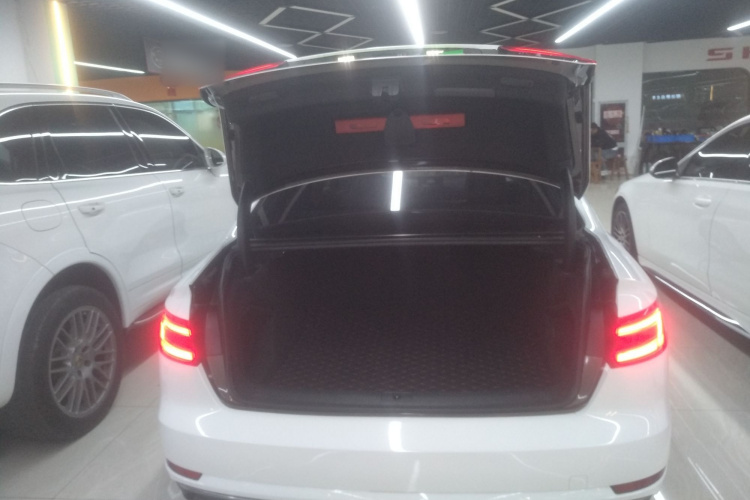 奥迪A4L 2018款 30周年年型 40 TFSI 进取型机舱底盘23