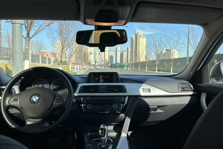 宝马3系 2016款 316i 时尚型中控内饰7005