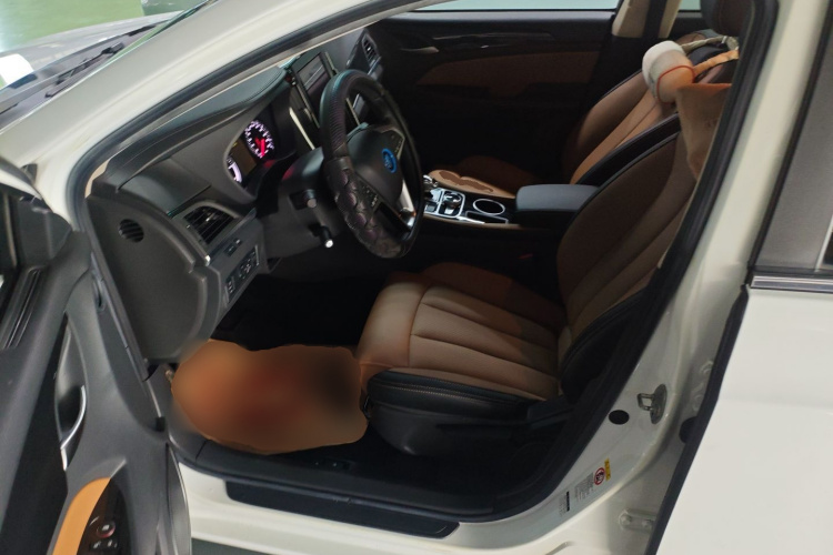 比亚迪 秦新能源 2017款 1.5T 尊贵型中控内饰20