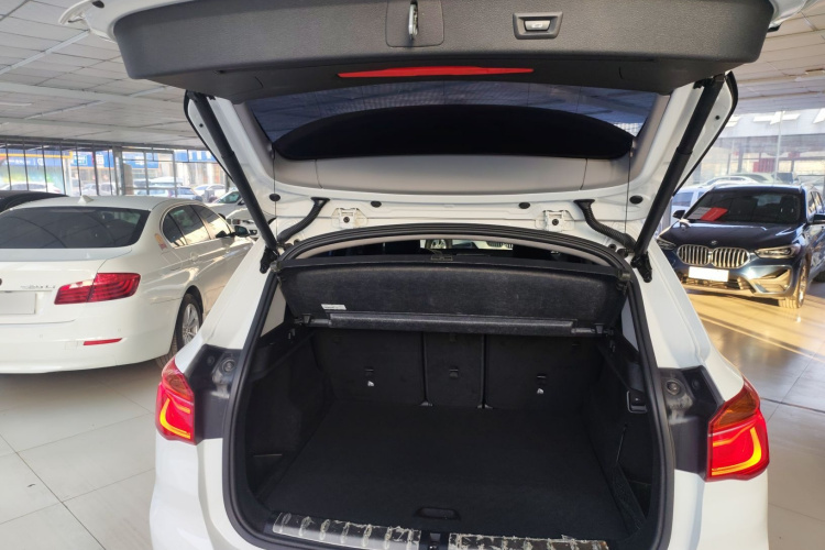 宝马X1 2016款 sDrive18Li 尊享型机舱底盘23