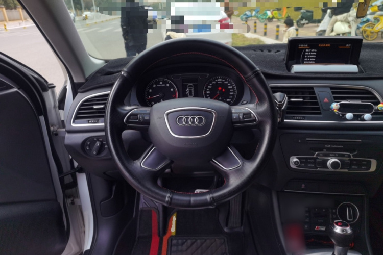 奥迪Q3 2016款 30 TFSI 标准型中控内饰13