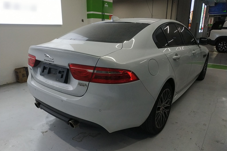 捷豹XE 2018款 2.0T 300PS 四驱R-Sport运动版车身外观7
