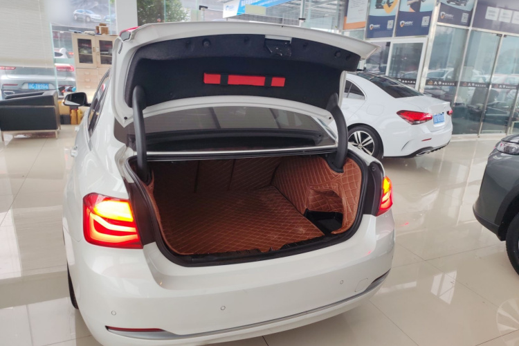 宝马3系 2019款 320Li 时尚型机舱底盘23