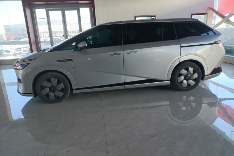 小鹏X9 2024款 702超长续航Max车身外观4