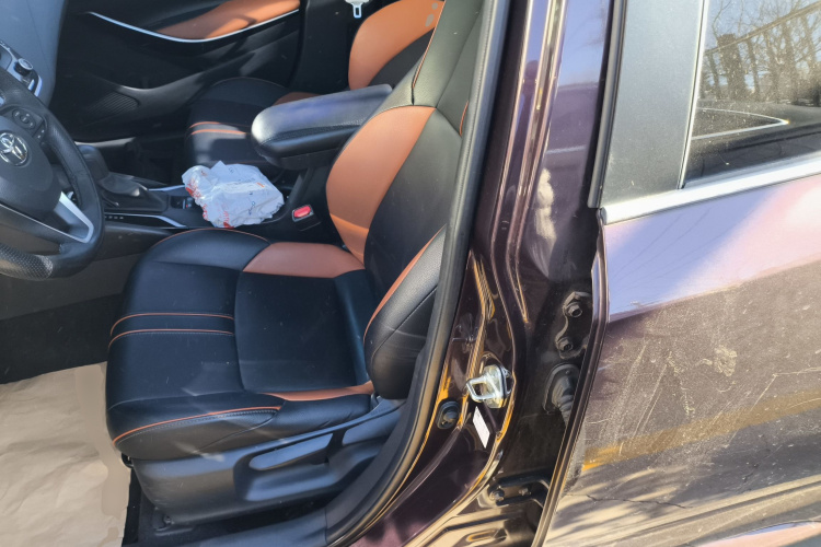 丰田 雷凌 2019款 双擎 1.8H E-CVT运动版 国VI中控内饰19