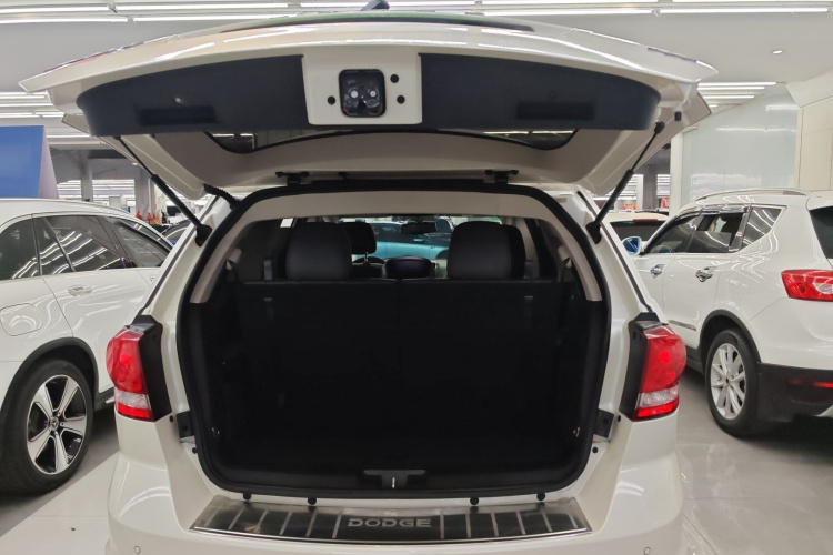 道奇 酷威  2.4L 两驱旅行版机舱底盘23