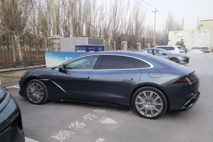 腾势Z9 2024款 1100km 四驱Ultra版车身外观4