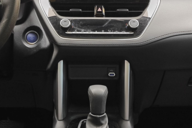 丰田 锋兰达 2023款 2.0L 智能电混双擎 领先版中控内饰7009