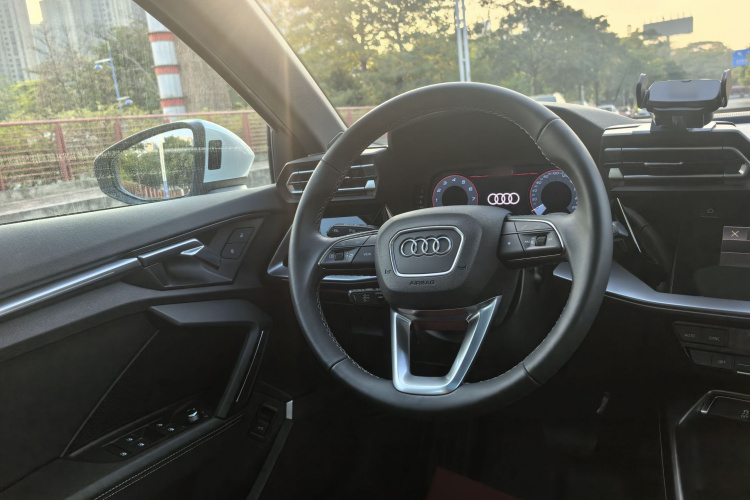 奥迪A3 2025款 A3L Limousine 35TFSI 飞驰尊享型中控内饰7004