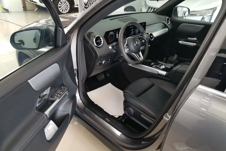 奔驰GLB 2022款 改款二 GLB 200 动感型中控内饰20