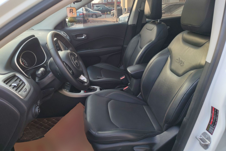 Jeep 指南者 2019款 200T 自动家享-互联大屏版中控内饰19