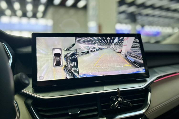 领克06 2023款 Remix 1.5T Shero中控内饰7001