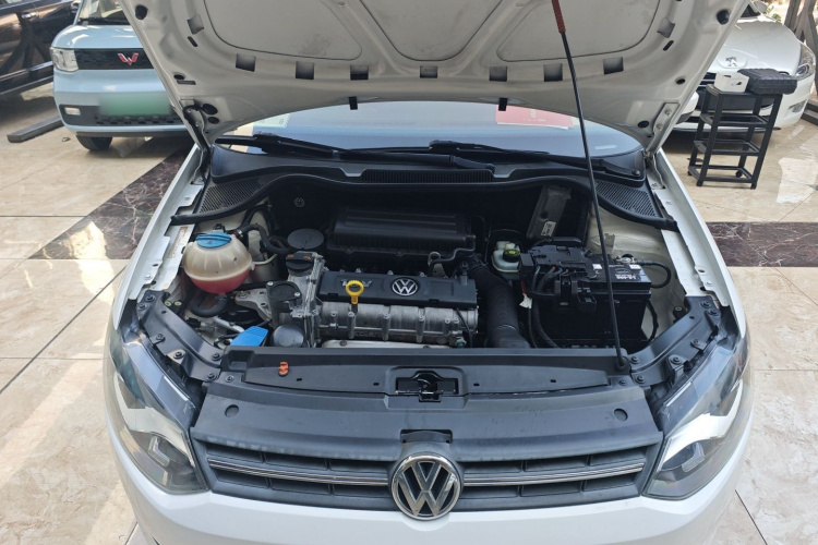 大众 Polo 2013款 1.6L 自动豪华版机舱底盘24
