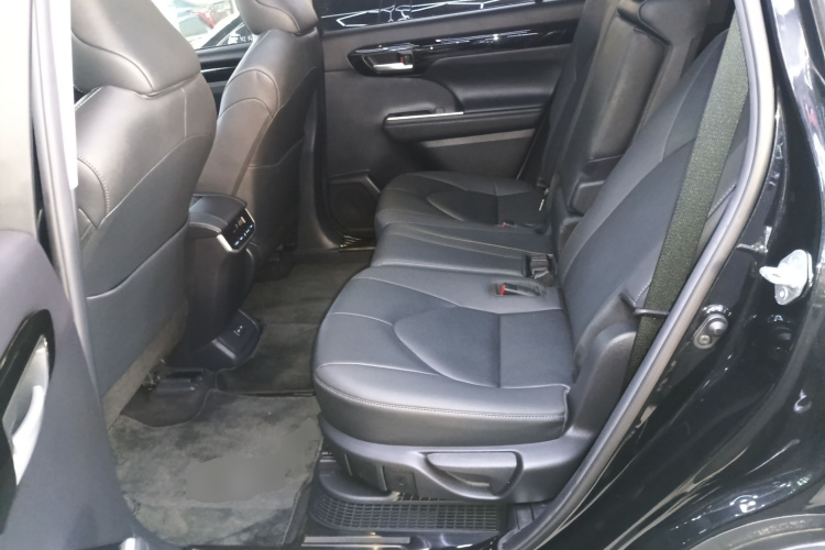 丰田 汉兰达 2022款 双擎 2.5L 四驱尊贵版 7座中控内饰7004