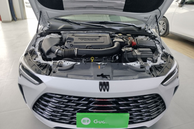 别克 君威 2024款 28T 纵享版机舱底盘24