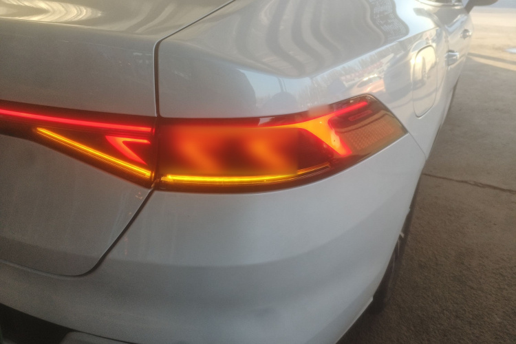 比亚迪 秦PLUS 2024款 荣耀版 DM-i 55KM领先型车身外观9