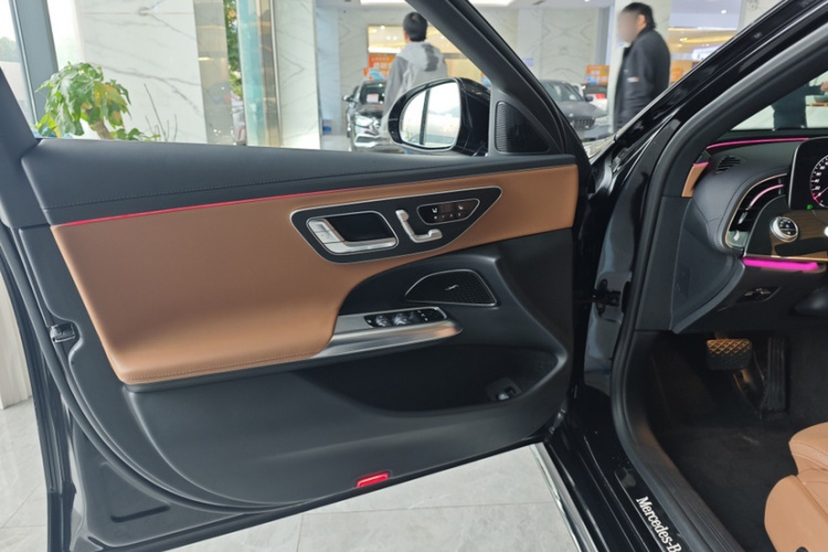 奔驰E级 2024款 E 300 L 时尚运动型中控内饰7010