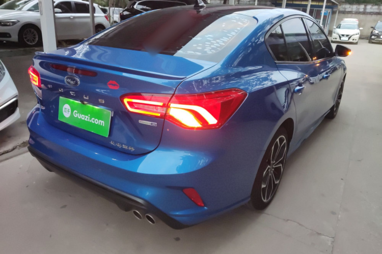 福特 福克斯 2020款 三厢 EcoBoost 180 自动ST Line车身外观7