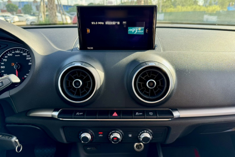 奥迪A3 2018款 30周年年型 Sportback 35 TFSI 进取型中控内饰7001