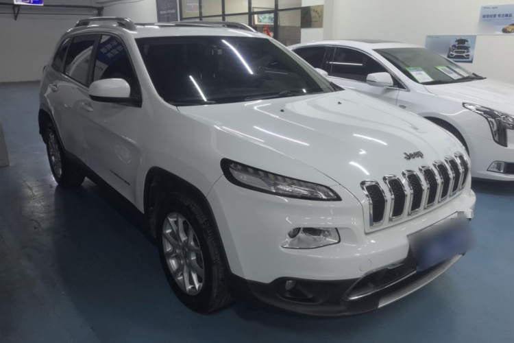 Jeep 自由光 2017款 2.0L 优越版车身外观3