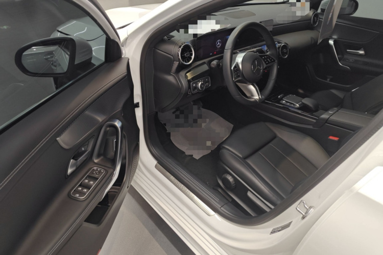 奔驰A级 2023款 A 200 L 动感型中控内饰20