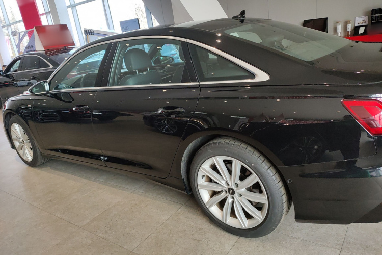 奥迪A6L 2024款 45 TFSI 臻选动感型车身外观4