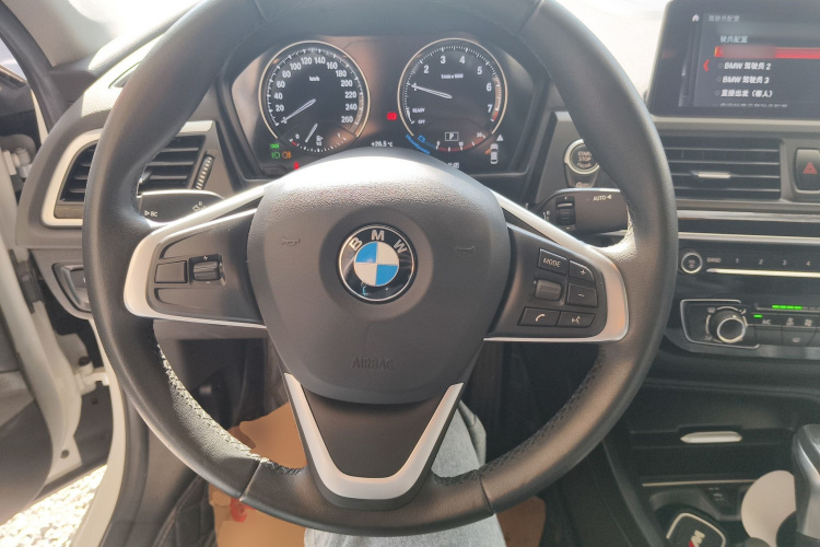 宝马1系 2019款 118i 时尚型中控内饰13