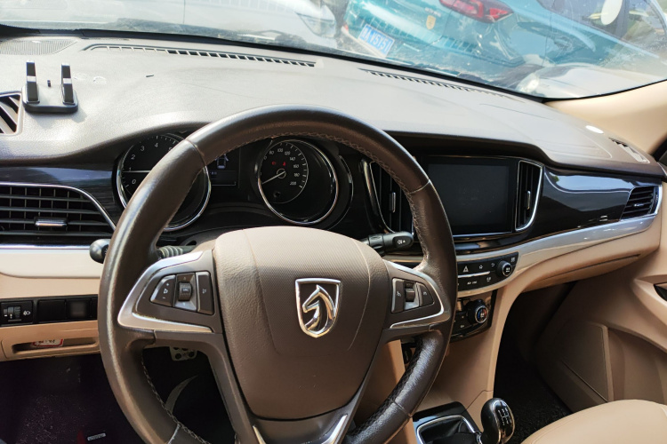 宝骏730 2016款 1.5L 手动豪华型 7座中控内饰7002