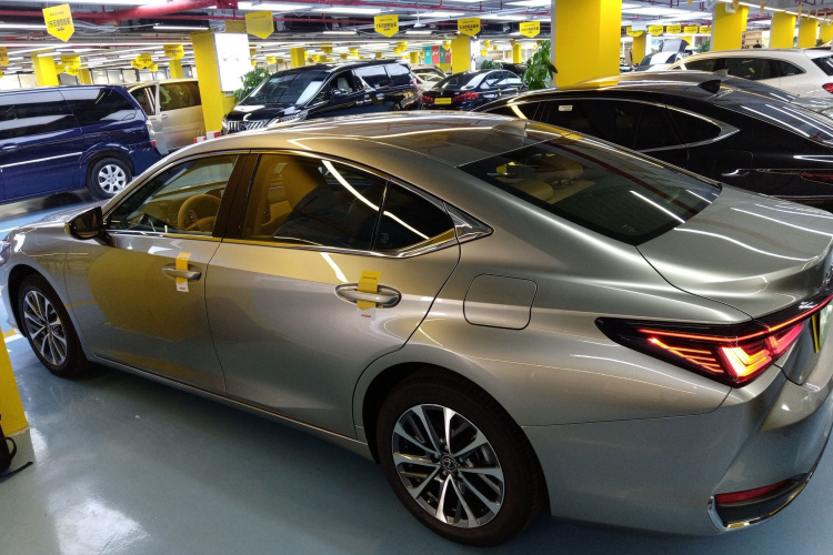 雷克萨斯ES 2025款 200 臻享版车身外观4