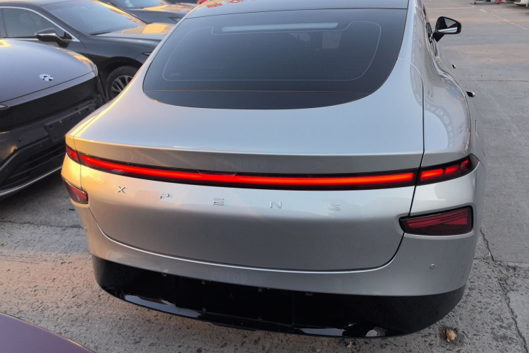 小鹏P7 2023款 586E车身外观6004