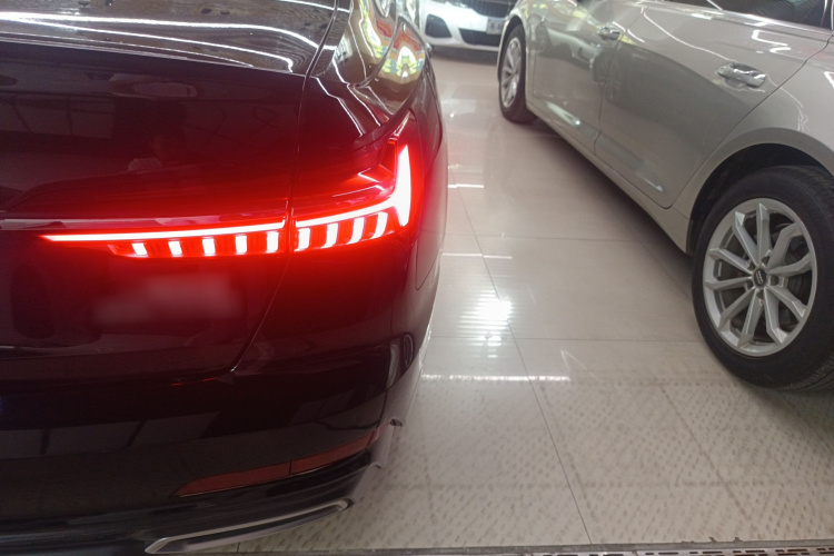 奥迪A6L 2021款 40 TFSI 豪华动感型车身外观9