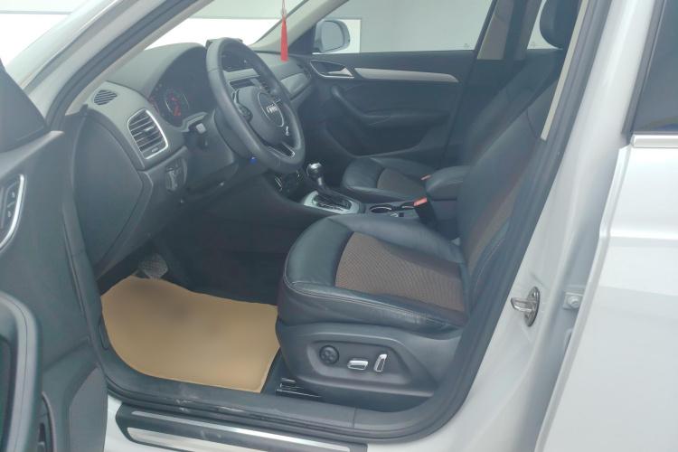 奥迪Q3 2018款 30周年年型 30 TFSI 时尚型中控内饰19