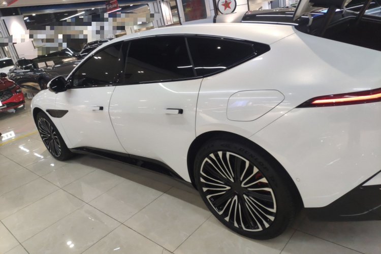 阿维塔12 2025款 Ultra增程版车身外观4