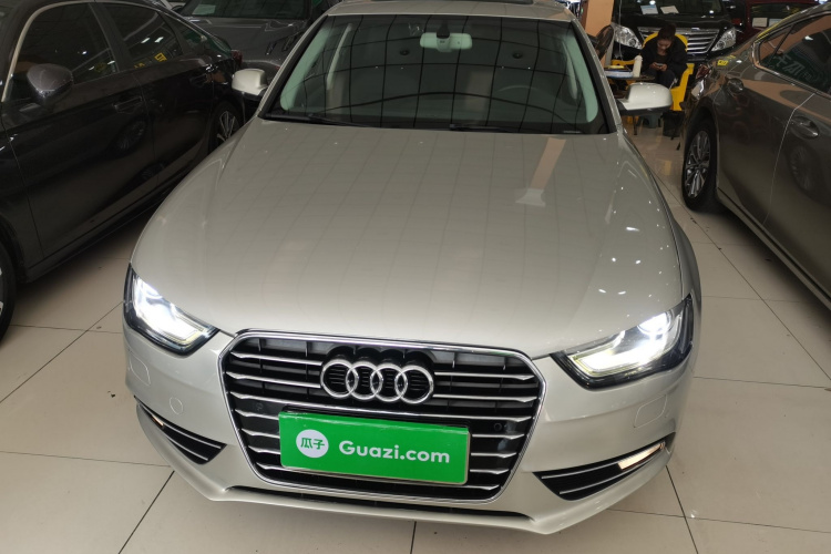 奥迪A4L 2016款 35 TFSI 典藏版 自动标准型车身外观2