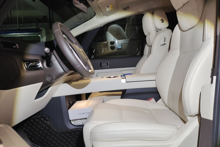 理想汽车 理想MEGA 2024款 Ultra中控内饰19