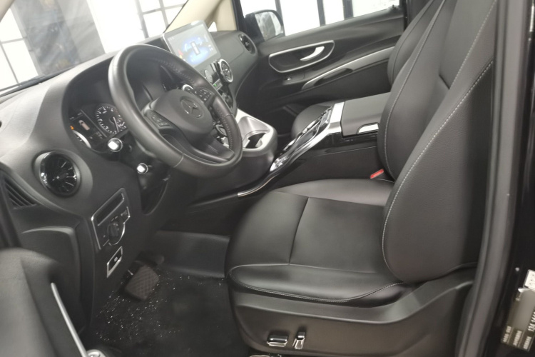 奔驰 威霆 2023款 2.0T 精英版 7座中控内饰19