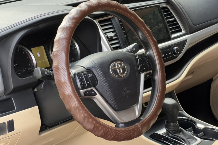 丰田 汉兰达 2018款 2.0T 四驱精英版 7座 国VI局部细节9005