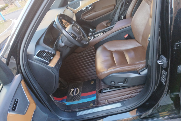 沃尔沃XC90 2022款 B6 智逸豪华版 7座中控内饰19